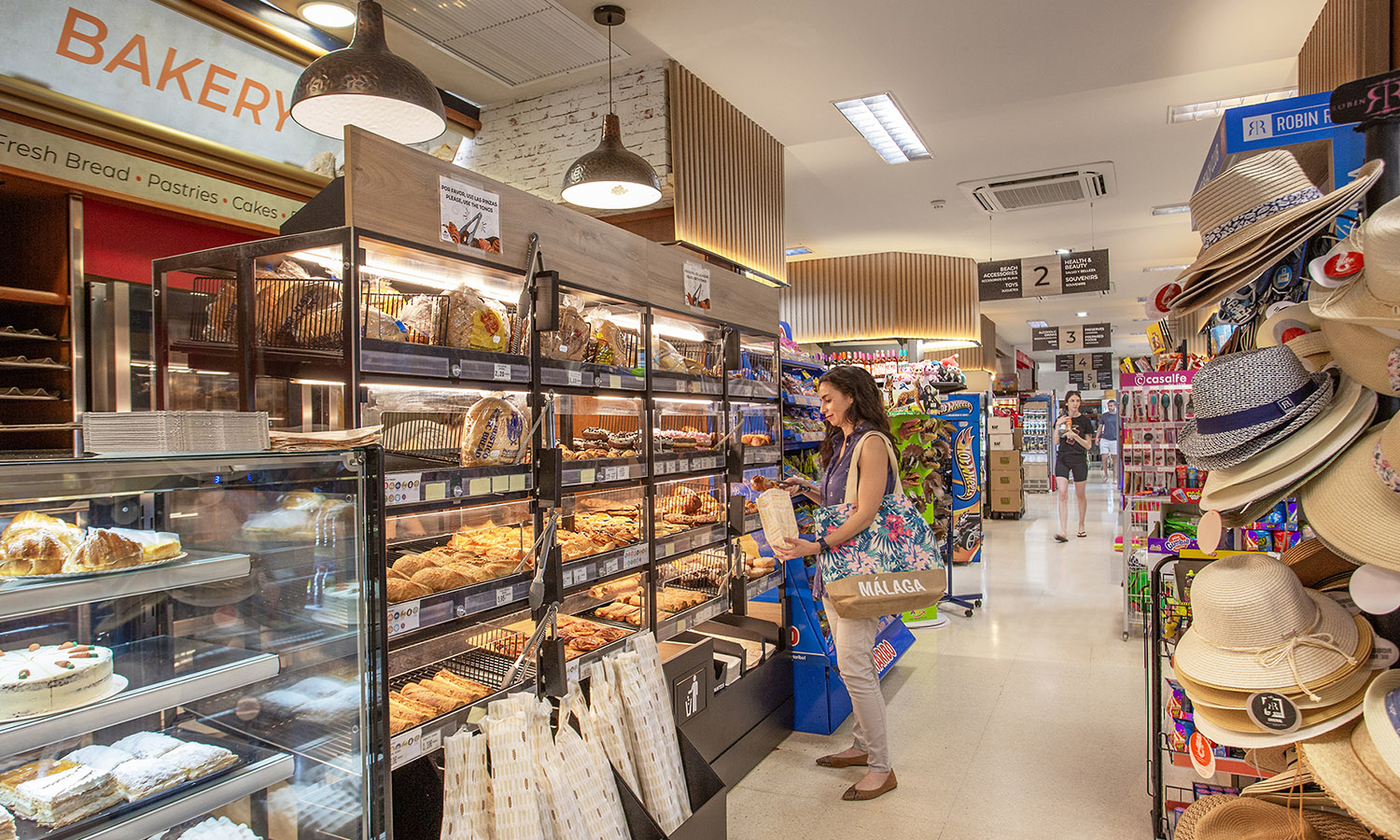 El supermercado, en la 1ª planta del hotel, tiene panadería y bollería fresca